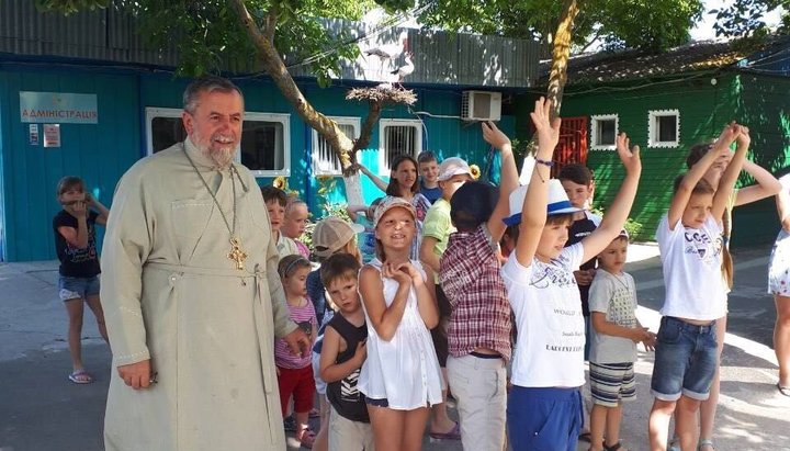 Протоиерей Петр Гайдук с воспитанниками воскресной школы 