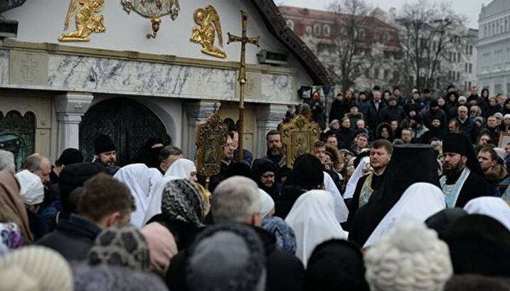 Тысячи верующих участвовали в молитвенном стоянии в защиту Десятинного монастыря