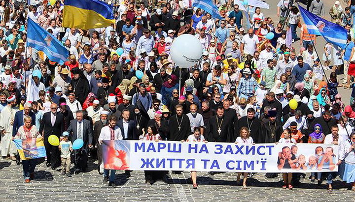 Багатотисячна хода на захист прав дітей та сім'ї у Києві