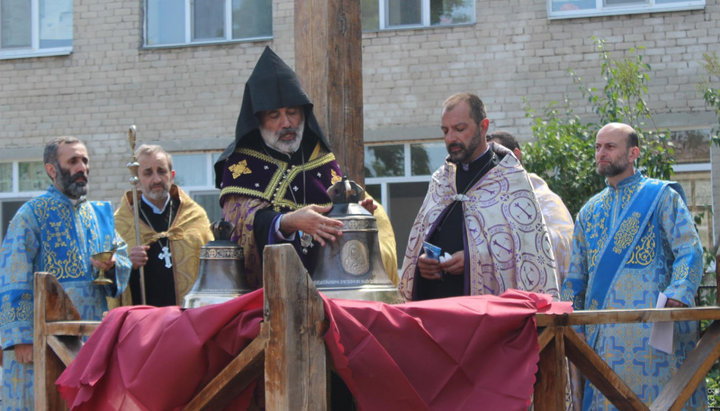 Глава Вірменської Апостольської Церкви освячує дзвони церкви Успіння Пресвятої Богородиці