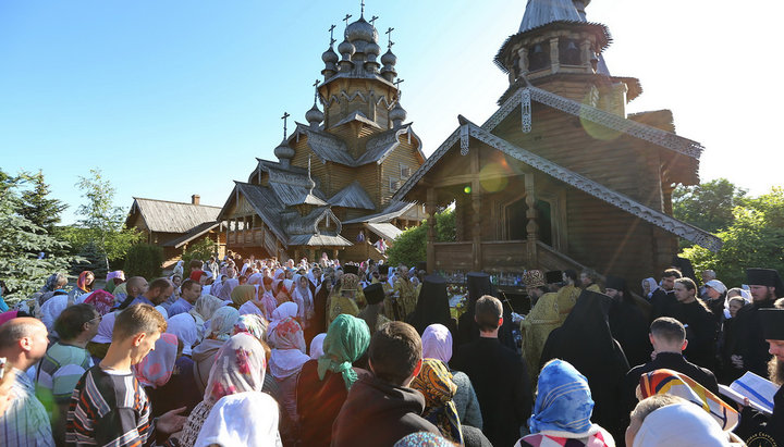 Паломники у Всехсвятському скиті Святогірської лаври