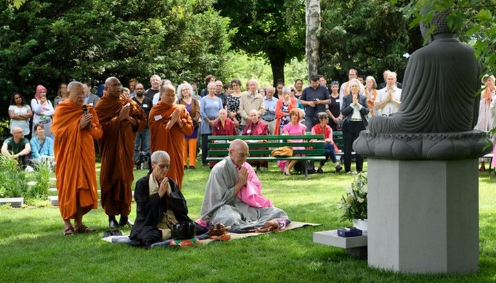 Відкриття місця для поховання буддистів на кладовищі Бремгартен в Берні.