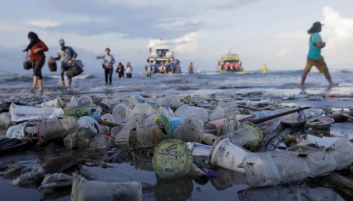 Свалка пластика на пляже Санур,остров  Бали