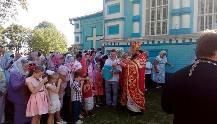 У селі Птича Рівненської області віруючі УПЦ змушені молитися під стінами свого храму
