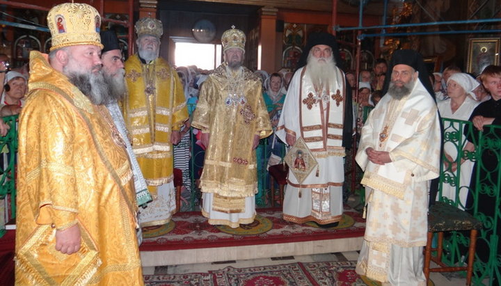 За Литургией молились крымские и греческие священнослужители