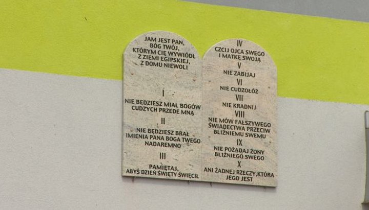 Плиты с десятью заповедями на стене школы в Польше