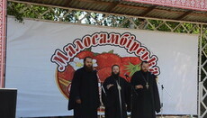 На фестивале в Сумах священники исполнили народную песню