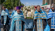 В Луганске прошел крестный ход в честь Богоматери-покровительницы города