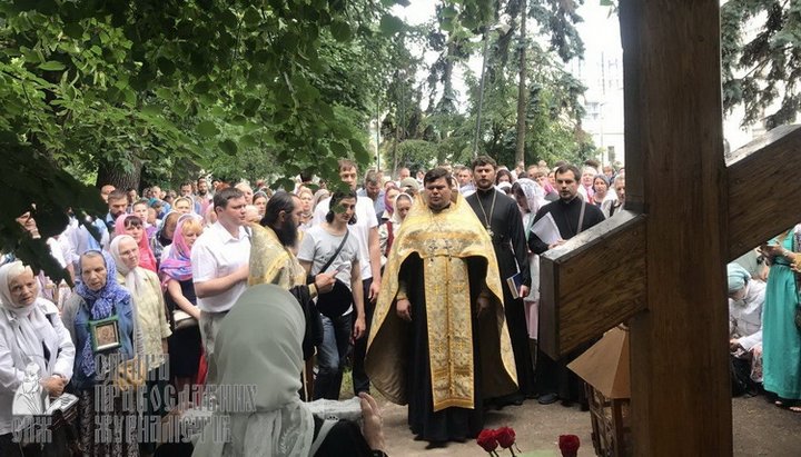 В Мариинский парк на молебен собираются верующие