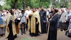 Hundreds of believers pray at the Rada for preservation of family values