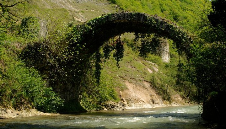 Беслетський міст, також відомий як Міст цариці Тамари, знаходиться в Абхазії