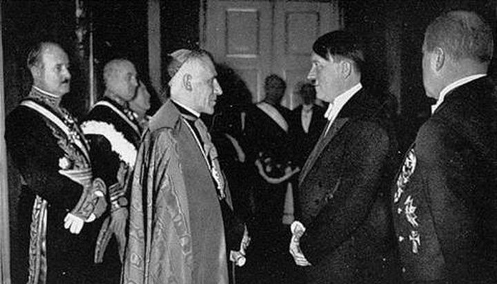Папа римський Пій XI та Адольф Гітлер