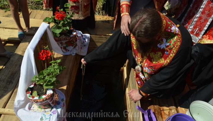 Епископ Александрийский и Светловодский Боголеп освящает воды источника