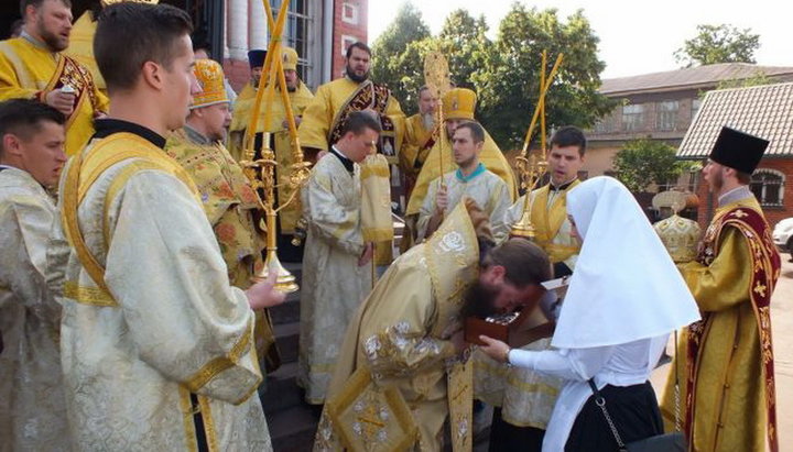 Віруючі зустрічають святиню