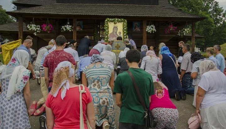 В 2017 году верные УПЦ проводили многочасовые молитвенные стояния у стен Благовещенского храма