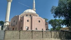В Крыму вандалы изрисовали ворота мечети свастикой