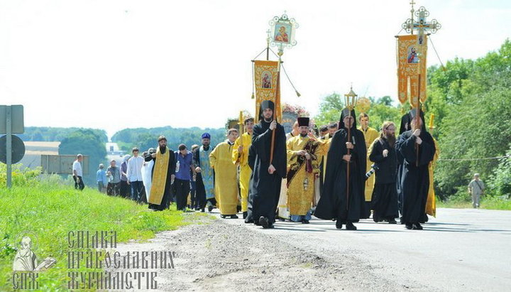 Всеукраїнський хресний хід Святогірськ-Ізюм.