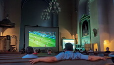 У Фінляндії пастор-протестант дивиться футбол в храмі зі своїми прихожанами