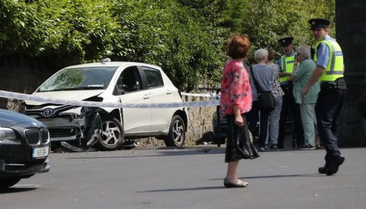 В пригороде Дублина в Клондолкини священник въехал в толпу на автомобиле