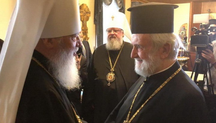 Представитель Константинопольской Церкви митрополит Галльский Эммануил (справа)