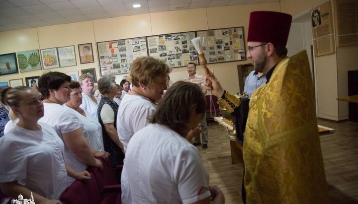 Протоиерей Иоанн Скалозуб благословляет персонал Одесского центра психического здоровья