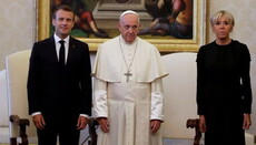 Перша леді Франції порушила дрес-код на зустрічі з папою Франциском