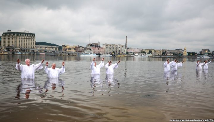 При обряде крещения у баптистов первыми в воду заходят пасторы