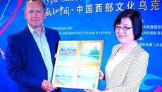 В Киеве делегации КНР подарили картину с изображением православной церкви