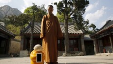 В китайском буддистском храме посетителей будет приветствовать робот-монах