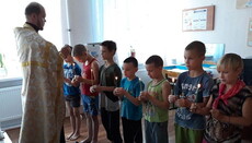 В Горловской епархии 18 детей из разрушенного интерната приняли крещение