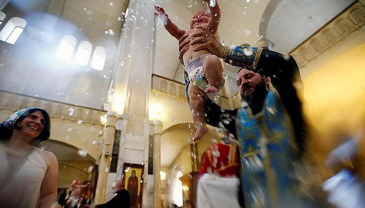 Всеобщее крещение осуществляют десятки клириков Грузинской Церкви