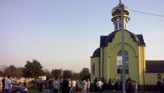 У Бадівці розкольники погрожують віруючим УПЦ через захоплений храм