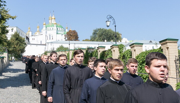 Учащиеся Киевских духовных школ на территории Киево-Печерской лавры