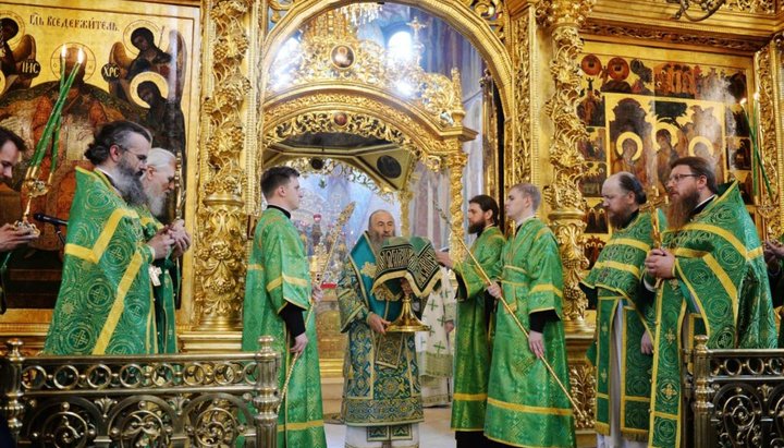 Блаженнейший Онуфрий за литургией в Троице-Сергиевой лавре