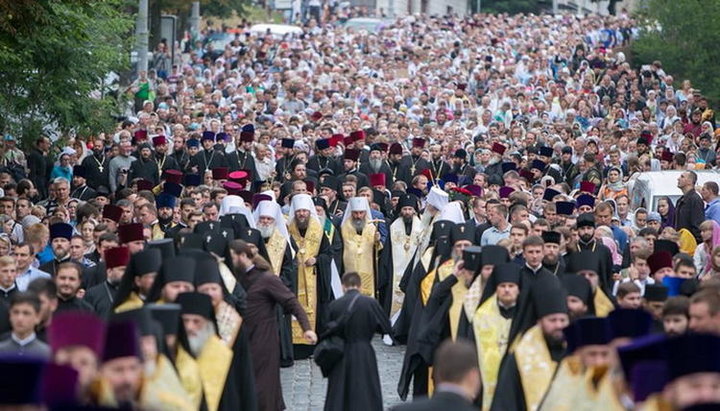 В 2017 году крестный ход УПЦ ко Дню Крещения Руси собрал десятки тысяч верующих