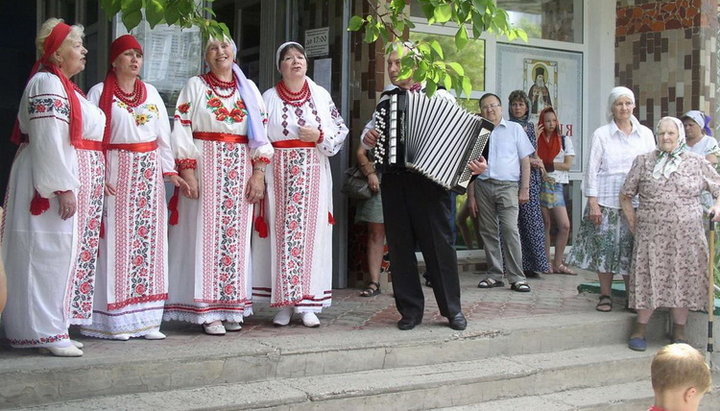 С музыкальным поздравлением выступил вокальный коллектив