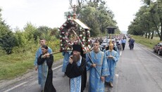 Тысячи верующих прибыли с крестным ходом в Почаевскую лавру