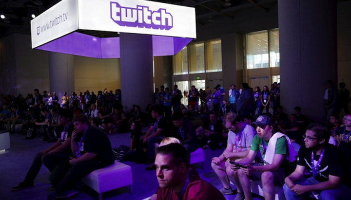 Геймеры играют в видеоигры TwitchCon 2015 в Сан-Франциско