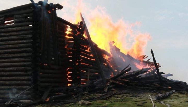 Пожар в Успенской церкви деревни Кондопога