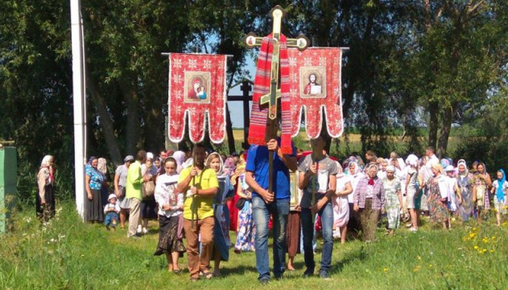 Крестный ход из Свято-Троицкой в Борисоглебскую церковь