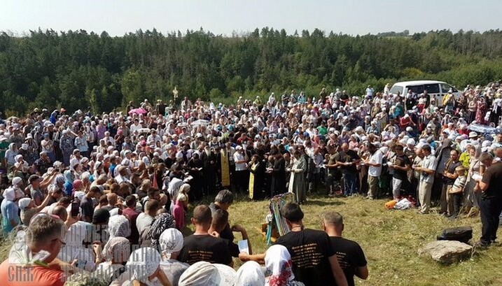 Молебен перед входом в Почаев