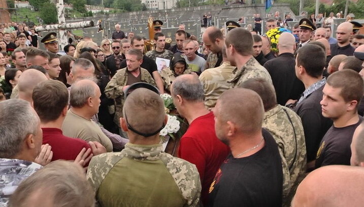 Во Львове группа язычников пыталась помешать священнику УГКЦ похоронить погибшего бойца
