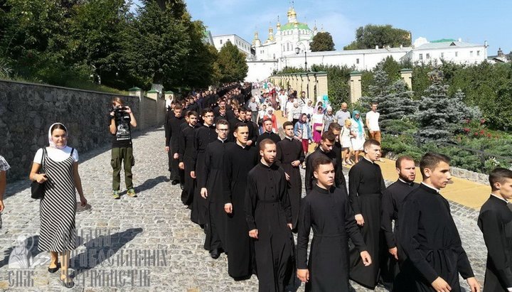 Под перезвон колоколов и церковные песнопения состоялся крестный ход от Успенского собора в Крестовоздвиженский храм Лавры