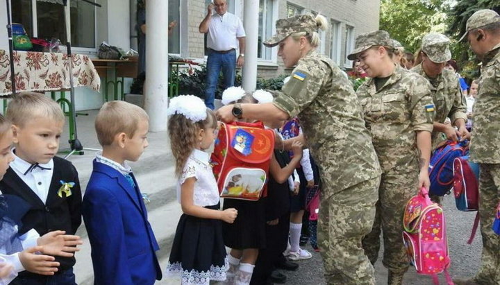 Гуманитарную помощь школьникам вручили украинские военнослужащие 