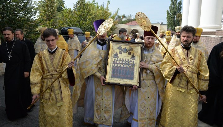 Крестный ход с иконой в честь Херсонских святых