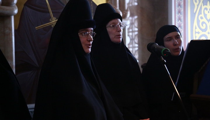 Черниці Ново-Тихвинського монастиря виконують стародавні пісні