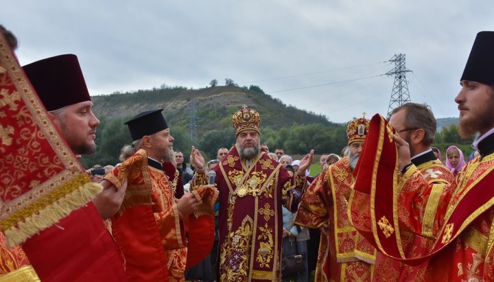 Богослужение на площади перед Лядовским монастырем