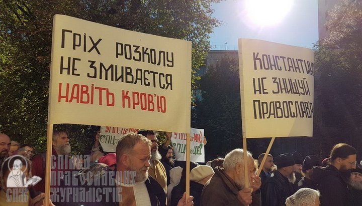 Believers held a peaceful prayerful standing at the Verkhovna Rada