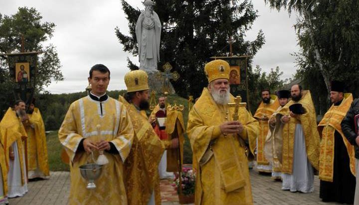 Митрополит Овруцький і Коростенський Віссаріон звершує молебень на День міста