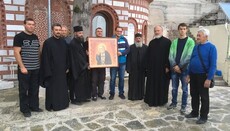 Паломники з України подарували афонським ченцям ікону Серафима Саровського